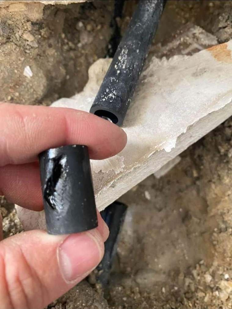 קטע צנרת פקס פגום שהוחלף בתיקון הנזילה